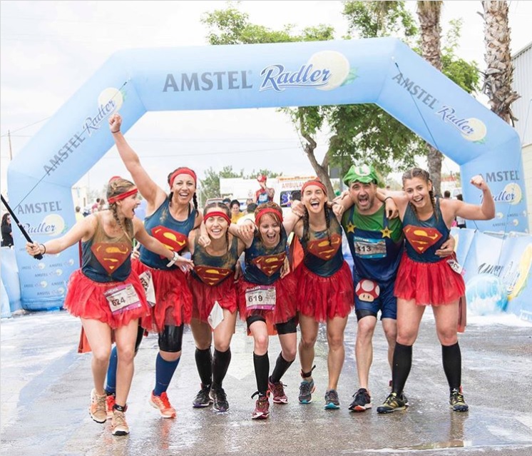 Un grupo de personas disfruta de la Crazy Race