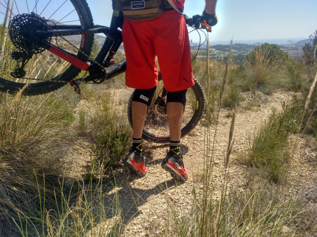 Ciclista explorando caminos