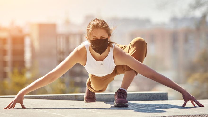 Deportista mujer con mascarilla