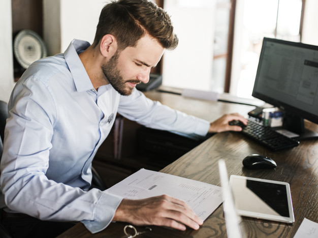 Persona tomando notas y evaluando KPIs